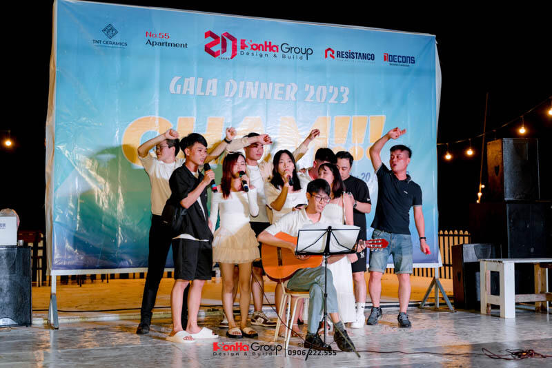 Màn trình diễn “Cô gái mở đường” của các thành viên Sơn Hà trụ sở Hà Nội
