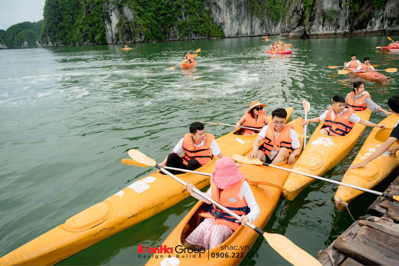 Các thành viên Sơn Hà Group cùng nhau trải nghiệm hoạt động chèo thuyền kayak 