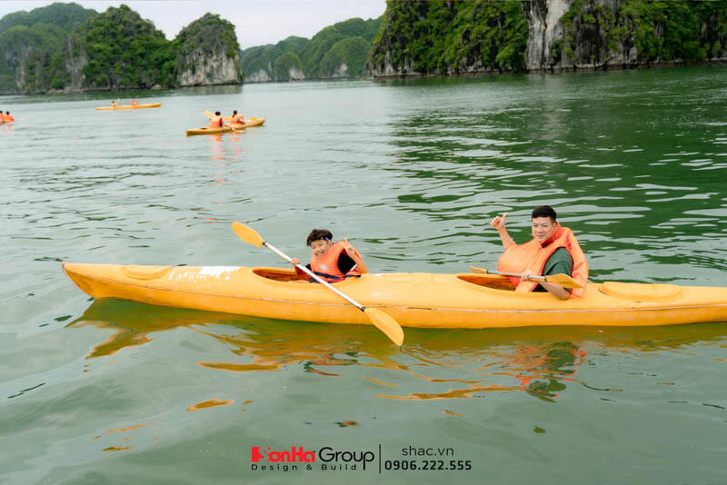 Các thành viên háo hức tham gia hoạt động chèo thuyền kayak trên vịnh Lan Hạ