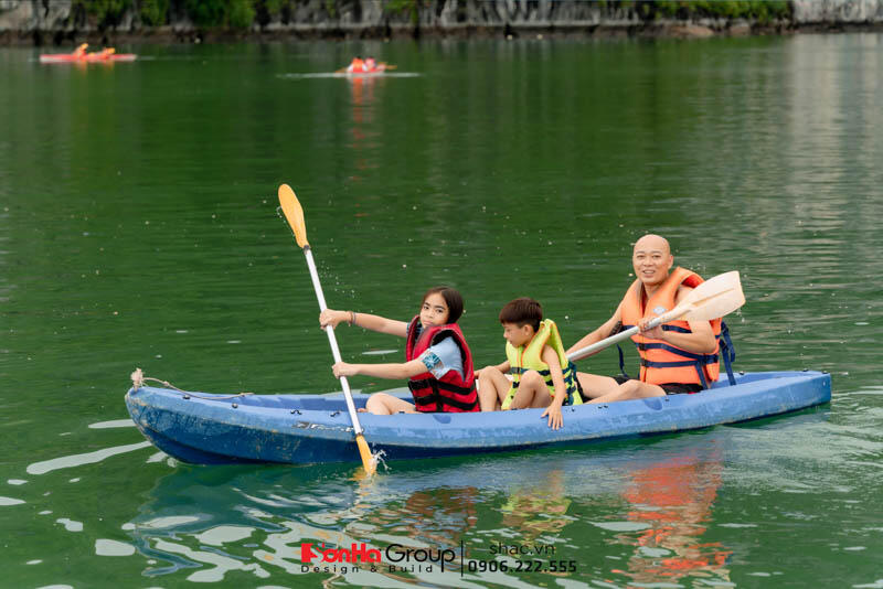 Các thành viên cùng gia đình tham gia trải nghiệm chèo thuyền kayak trên vịnh Lan Hạ