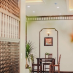 Một góc bàn chờ tại sảnh của khách sạn Ninh Bình.