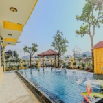 Khu vực bể bơi dành cho khách phía sau khách sạn.