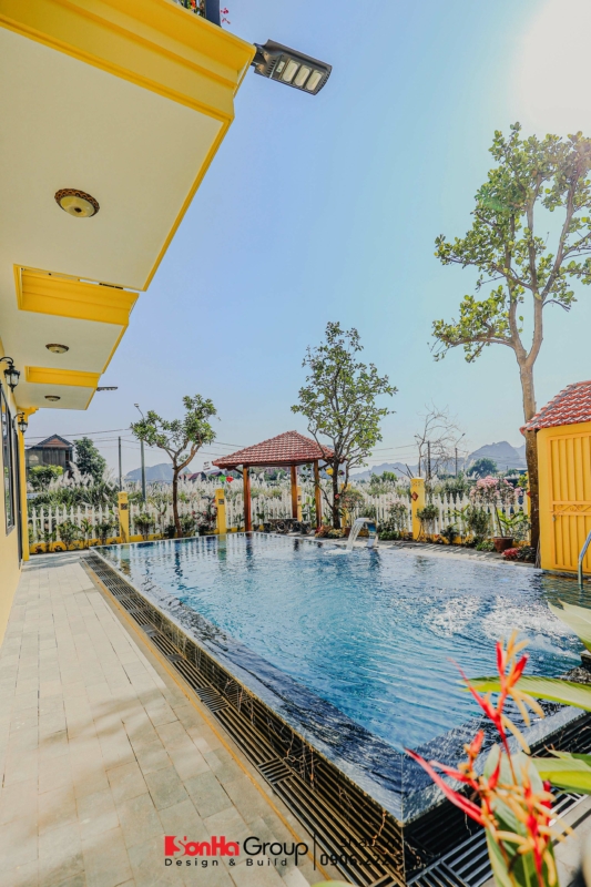 Khu vực bể bơi dành cho khách phía sau khách sạn.