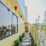 Các món đồ thủ công mang dấu ấn văn hóa được lựa chọn và bài trí phù hợp trong không gian.