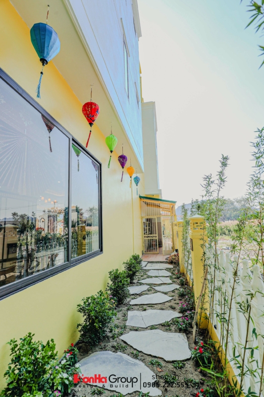 Các món đồ thủ công mang dấu ấn văn hóa được lựa chọn và bài trí phù hợp trong không gian.