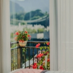 Góc ban công ngập nắng tại phòng ngủ khách sạn.