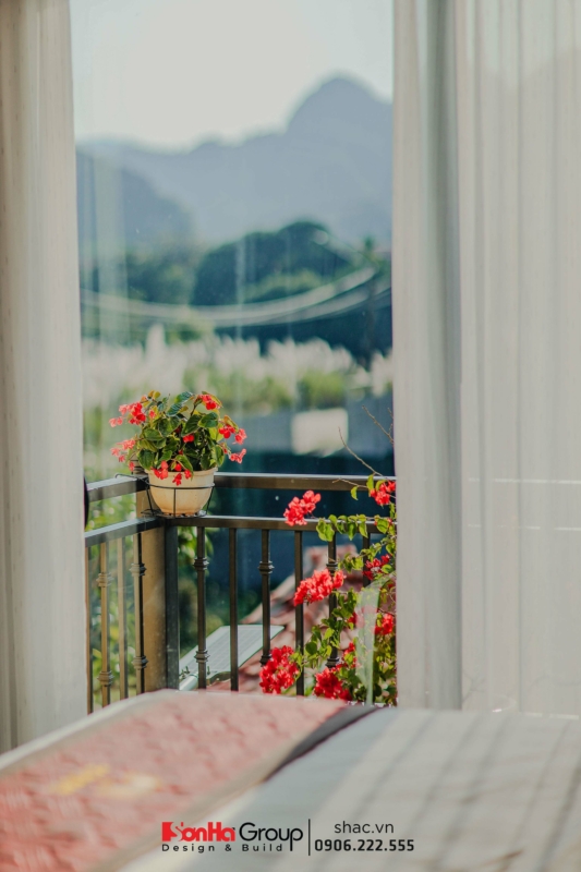 Góc ban công ngập nắng tại phòng ngủ khách sạn.