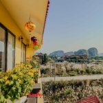 Khách sạn được bao quanh bởi cây xanh, mang đến bầu không khí cho du khách khi nghỉ dưỡng tại đây