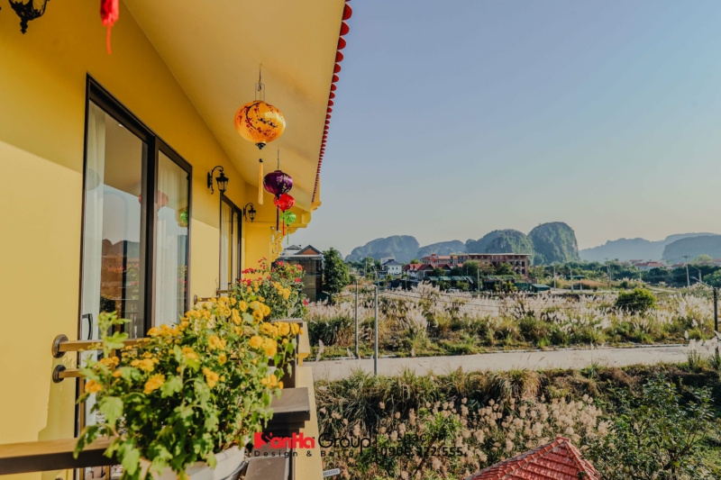 Khách sạn được bao quanh bởi cây xanh, mang đến bầu không khí cho du khách khi nghỉ dưỡng tại đây