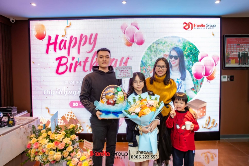 Tập thể CBNV Sơn Hà Group chúc mừng sinh nhật Giám đốc kinh doanh Nguyễn Thị Nhung