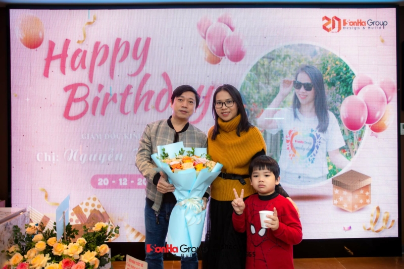Tổng Giám đốc Nguyễn Hoàng Long tặng hoa chúc mừng sinh nhật bà Nguyễn Thị Nhung