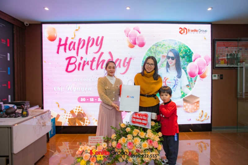 Tập thể CBNV Sơn Hà Group chúc mừng sinh nhật bà Nguyễn Thị Nhung