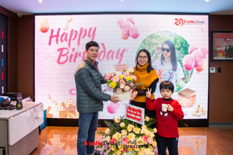 Ông Nguyễn Phương Tuấn, Giám đốc phòng thiết kế tặng hoa chúc mừng sinh nhật bà Nguyễn Thị Nhung