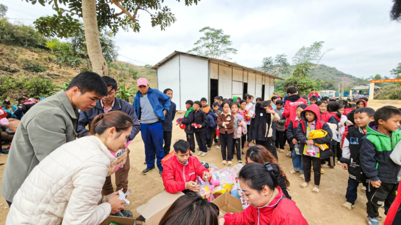 Hoạt động từ thiện diễn ra trong sự kiện gây quỹ xây dựng điểm trường tại Nà Tấu, Sông Mã, Sơn La.