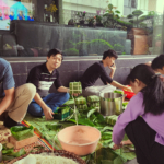 Các thành viên Sơn Hà Group hào hứng tham gia hoạt động gói bánh chưng dịp cuối năm