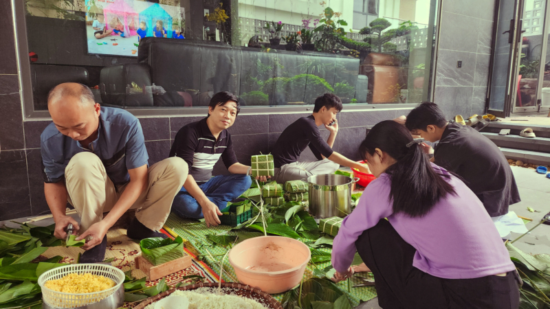 Các thành viên Sơn Hà Group hào hứng tham gia hoạt động gói bánh chưng dịp cuối năm