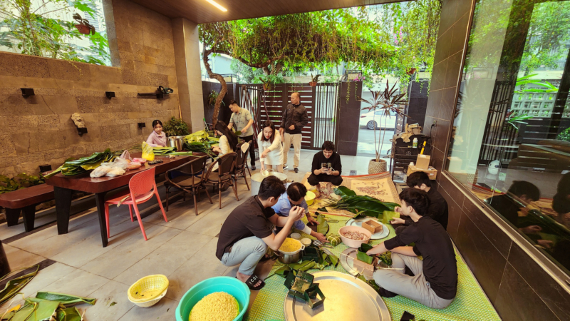 Các thành viên Sơn Hà Group hào hứng tham gia hoạt động gói bánh chưng dịp cuối năm