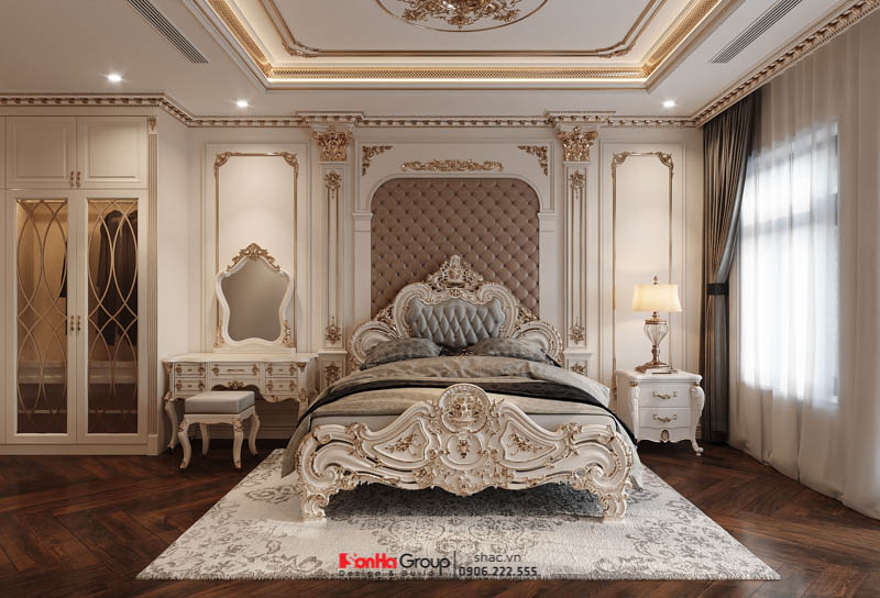 Phòng ngủ tông trắng ấn tượng với hoa văn Cổ điển mạ vàng