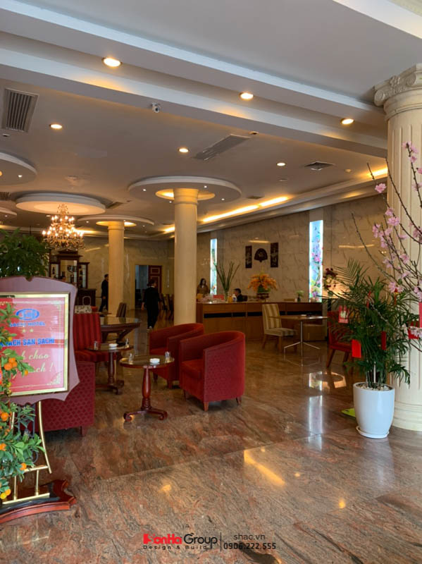 Phần sàn hiện trạng được giữ lại trong quá trình cải tạo nội thất nhà hàng