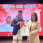 Các thành viên nhận những món quà ý nghĩa cho dịp cuối năm cũ đầu năm mới