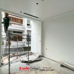 Thợ thi công đang hoàn thiện giai đoạn phần thô cho ngôi nhà