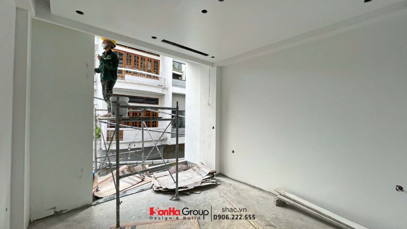 Thợ thi công đang hoàn thiện giai đoạn phần thô cho ngôi nhà