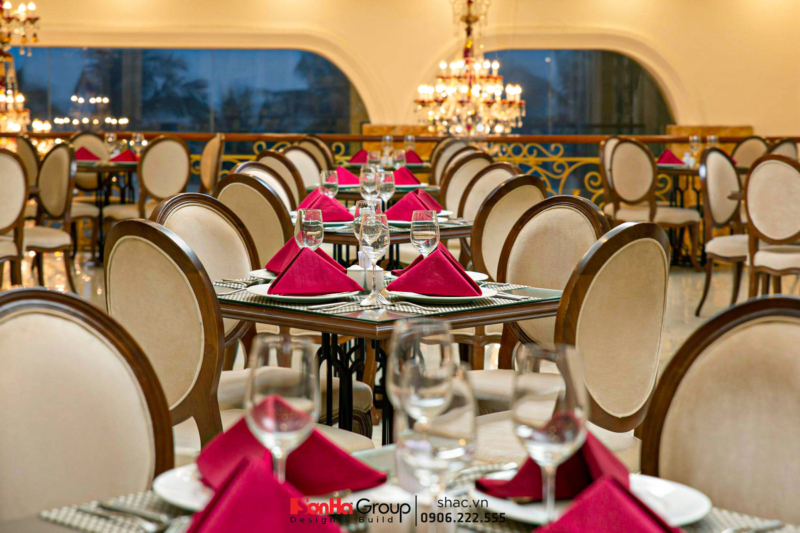 Các gam màu sắc và đậm mang đến sự sang trọng, hài hòa cho nhà hàng khách sạn