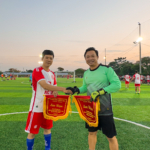 Đại diện của Sơn Hà Group bắt tay với đại diện Công ty TNHH Đầu tư và Du lịch Việt Vương sau buổi giao hữu đầy ấn tượng