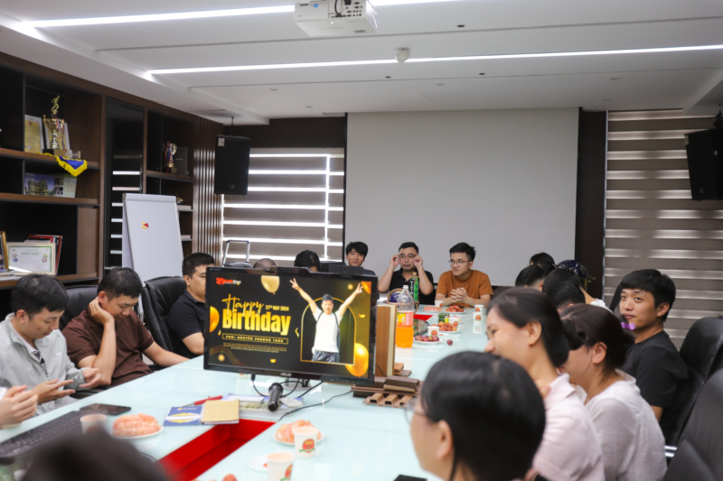 Tập thể CBNV Sơn Hà Group chúc mừng sinh nhật PGĐ. Nguyễn Phương Tuấn 4