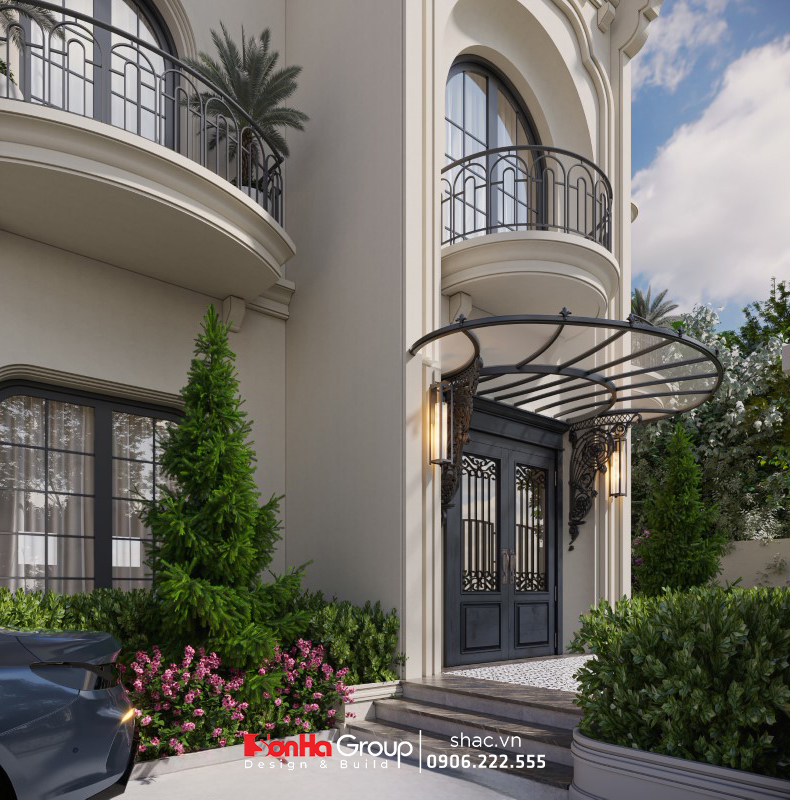 Khoảng sân vườn xanh mát được đặt phía trước biệt thự 3 tầng Cổ điển
