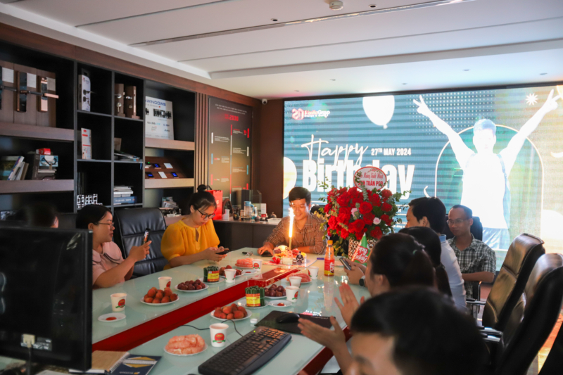 Tập thể CBNV Sơn Hà Group chúc mừng sinh nhật PGĐ. Nguyễn Phương Tuấn 3