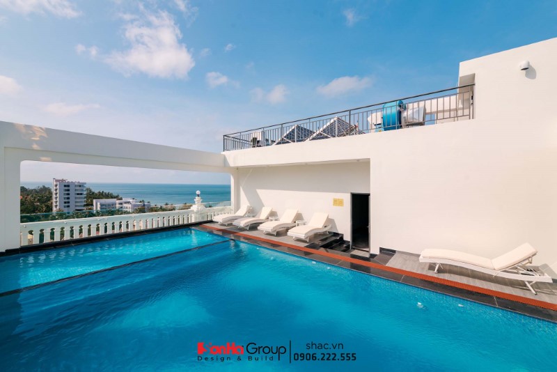 Bể bơi tầng thượng cho du khách thư giãn