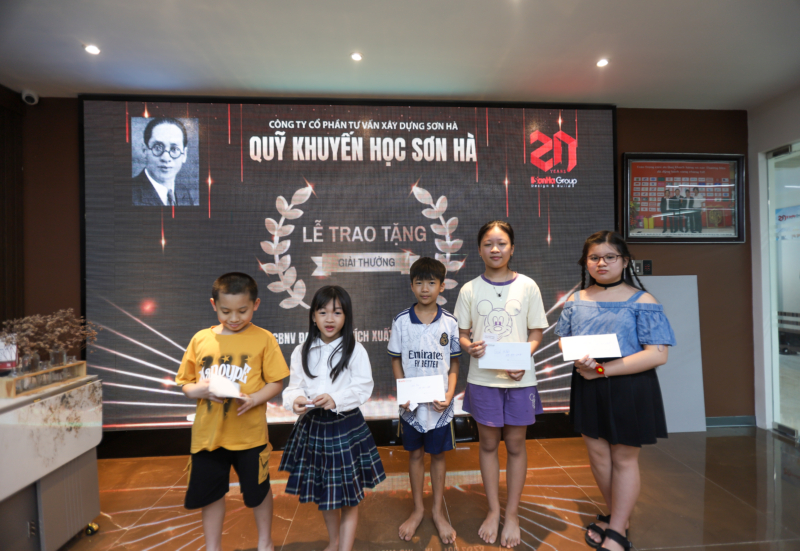 Quỹ khuyến học Sơn Hà gửi đến con em của các CBNV có thành tích cao trong học tập những phần quà ý nghĩa.