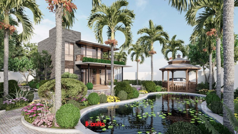 Khoảng sân vườn rộng với hàng cau vua được đặt phía sau biệt thự hiện đại tại Quảng Ninh