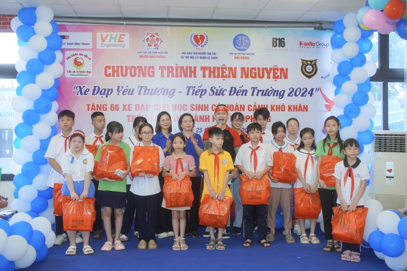 66 chiếc xe đạp yêu thương đã được trao đến các em học sinh khó khăn