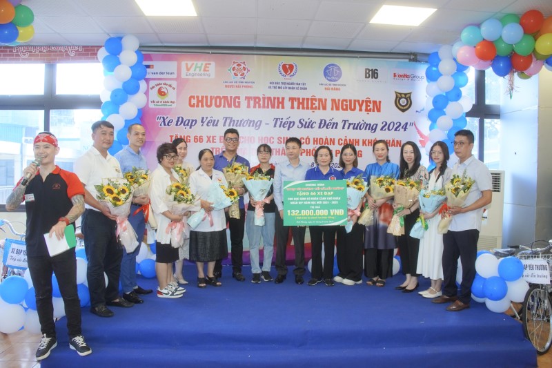 Ban tổ chức trao tặng 66 chiếc xe đạp cho các em học sinh