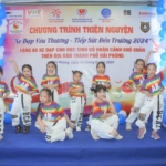 Các em học sinh đều háo hức tham gia chương trình ý nghĩa này