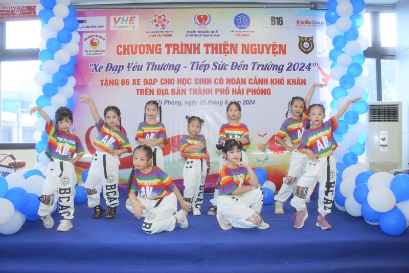 Các em học sinh đều háo hức tham gia chương trình ý nghĩa này