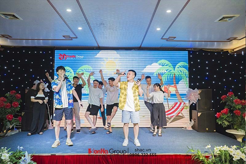 Các thành viên Sơn Hà Group mang đến đêm gala những cảm xúc bồi hồi với ca khúc Nhớ mãi chuyến đi này