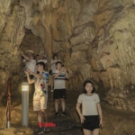 Các thành viên cùng tham quan hang Sửng Sốt tại vịnh Hạ Long
