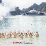 Các thành viên trải nghiệm tắm vịnh trên đảo Ti Tốp tại Hạ Long