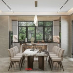 Hệ cửa kính với lam chắn là thiết kế được ứng dụng xuyên suốt trong tầng 1 của biệt thự đẹp hiện đại