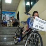 Từng chiếc xe đạp được trao tới tận tay các em học sinh nghèo