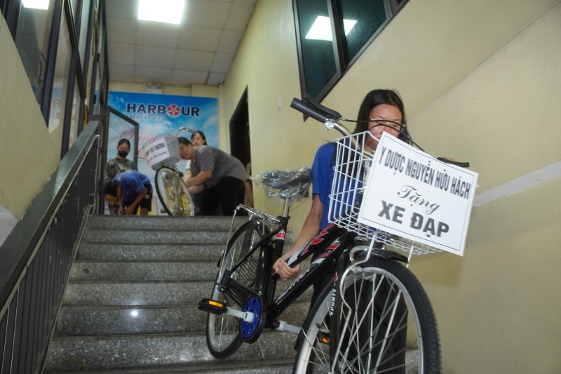 Từng chiếc xe đạp được trao tới tận tay các em học sinh nghèo