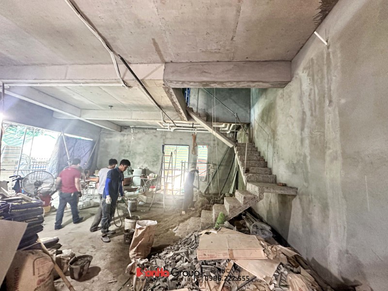 Đội ngũ nhân công đang làm việc để đảm bảo chất lượng, tiến độ của biệt thự