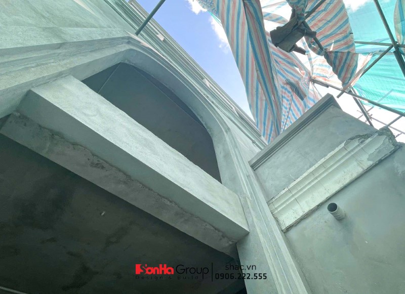 Một phần mặt tiền biệt thự đã được hoàn thiện phần thô