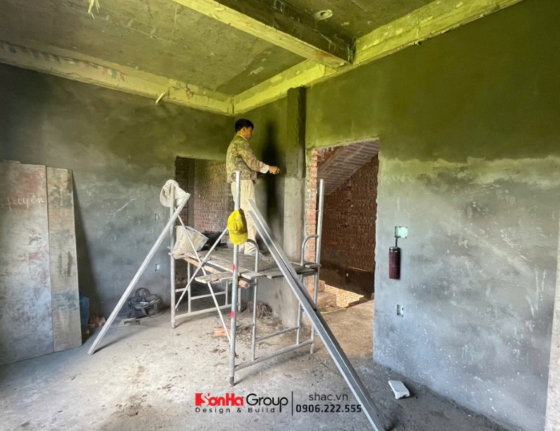 Nhân công đang thực hiện công việc tại công trường