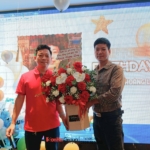 Anh Nguyễn Phương Tuấn thay mặt các kiến trúc sư Sơn Hà gửi đến anh Nguyễn Hoàng Long những lời chúc tốt đẹp nhất