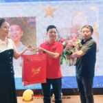 Các bộ phận cùng nhau gửi đến người anh cả của Sơn Hà Group những đóa hoa tươi thắm.