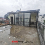 Diện mạo bên ngoài của tầng tum ngôi nhà phố ven hồ tại Hà Nội